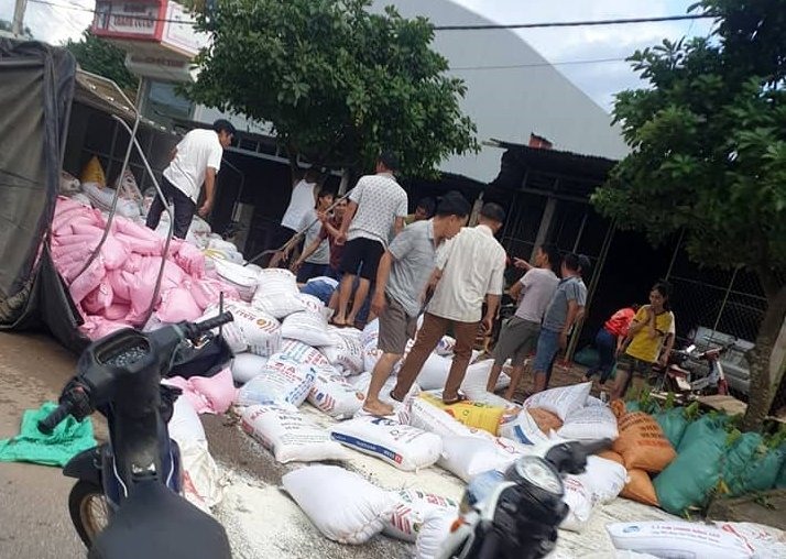 Gạo trên xe ôtô tải rơi ra đường. Ảnh: HN.