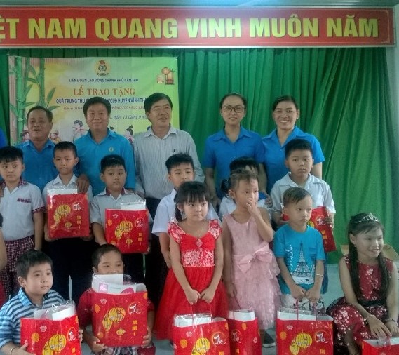 Trao quà và chụp ảnh lưu niệm với các cháu học sinh. Ảnh: Thành Nhân