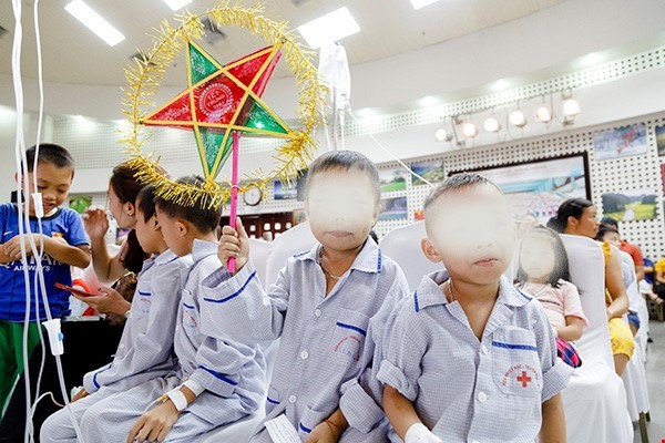 Các bệnh nhi đón Trung thu sớm tại Viện Huyết học Truyền máu Trung ương. Ảnh: CÔNG THẮNG