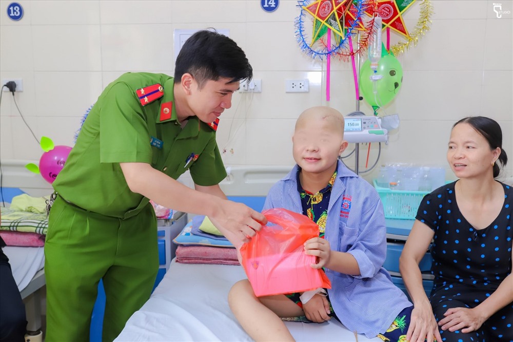 Chiến sĩ Công an trao quà Trung thu cho bệnh nhi tại Bệnh viện K cơ sở Tân Triều. Ảnh: T.L