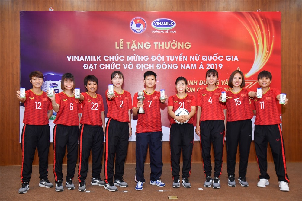 Các nữ cầu thủ trong buổi Lễ Vinamilk tặng thưởng và chúc mừng đội tuyển đạt chức vô địch Đông Nam Á 2019.