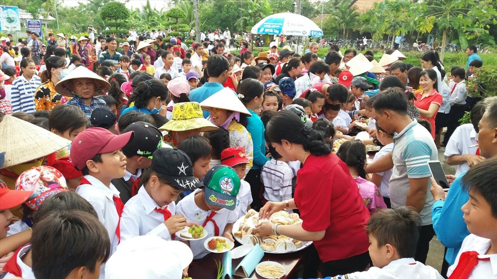 Vui Trung thu và tặng quà, học bổng cho con đoàn viên, CNVCLĐ tại huyện Long Phú. Ảnh: Trường Khoa