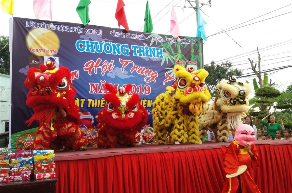 Vui Trung thu và tặng quà, học bổng cho con đoàn viên, CNVCLĐ tại huyện Long Phú. Ảnh: Trường Khoa