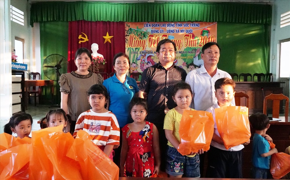 Chủ tịch LĐLĐ tỉnh Sóc Trăng tặng quà cho các cháu thiếu nhi là con đoàn viên, CNVCLĐ tại Thị xã Ngã Năm. Ảnh: Trường Khoa