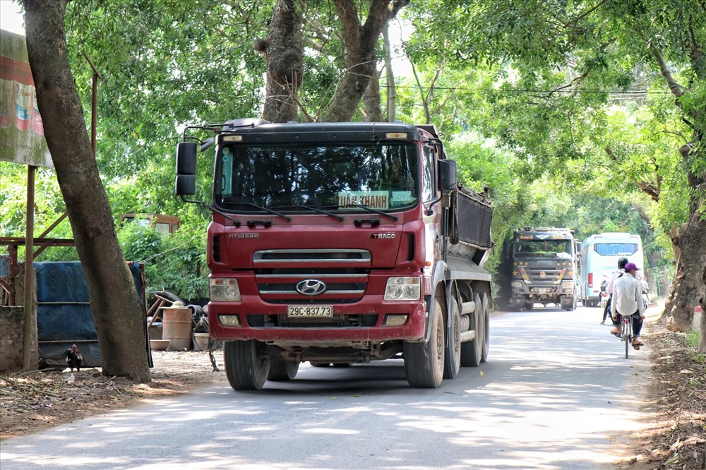 Mặt đường xuất hiện nhiều hố lồi lõm, gây mất an toàn giao thông. Ảnh: Thái Hà.