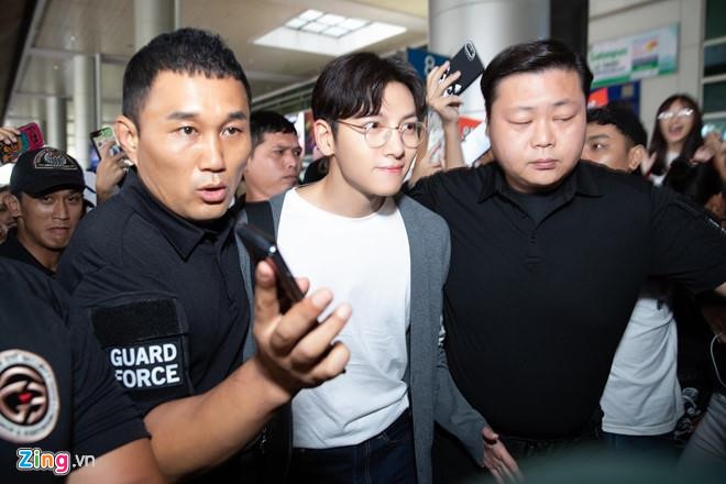 Ji Chang Wook chật vật khi xuất hiện tại sân bay Tân Sơn Nhất. Ảnh: Zing.