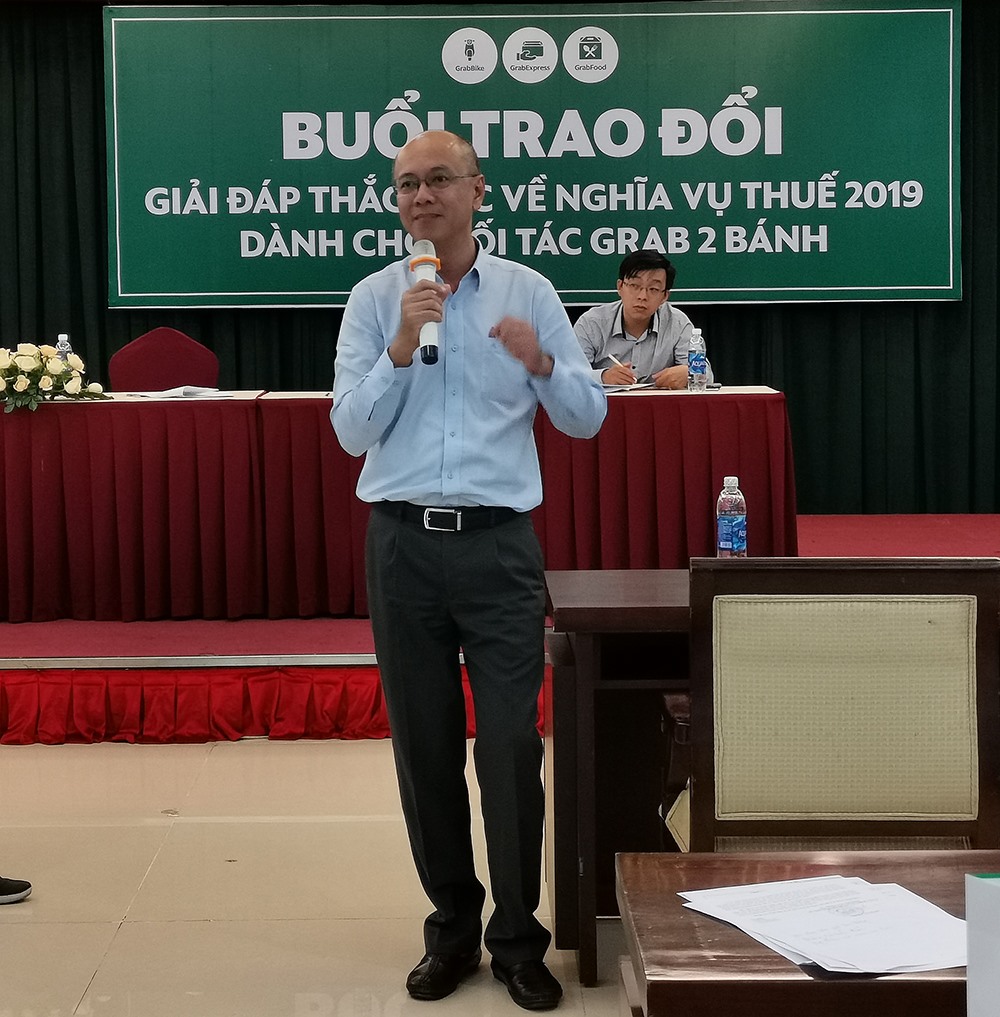 Ông Nguyễn Văn Thiện - Trưởng phòng Tuyền truyền hỗ trợ người nộp thuế, Cục Thuế TP.HCM - trả lời và giải đáp các thắc mắc (ảnh TL).