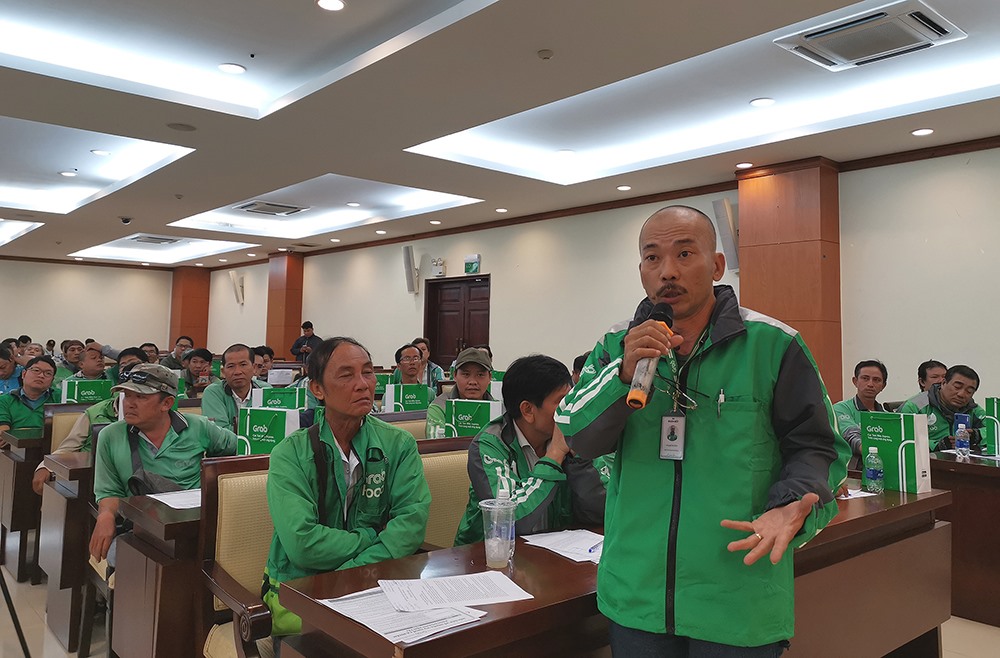 Anh Phạm Mi Sên - tài xế GrabBike - nêu ý kiến tại buổi trao đổi (ảnh: TL).