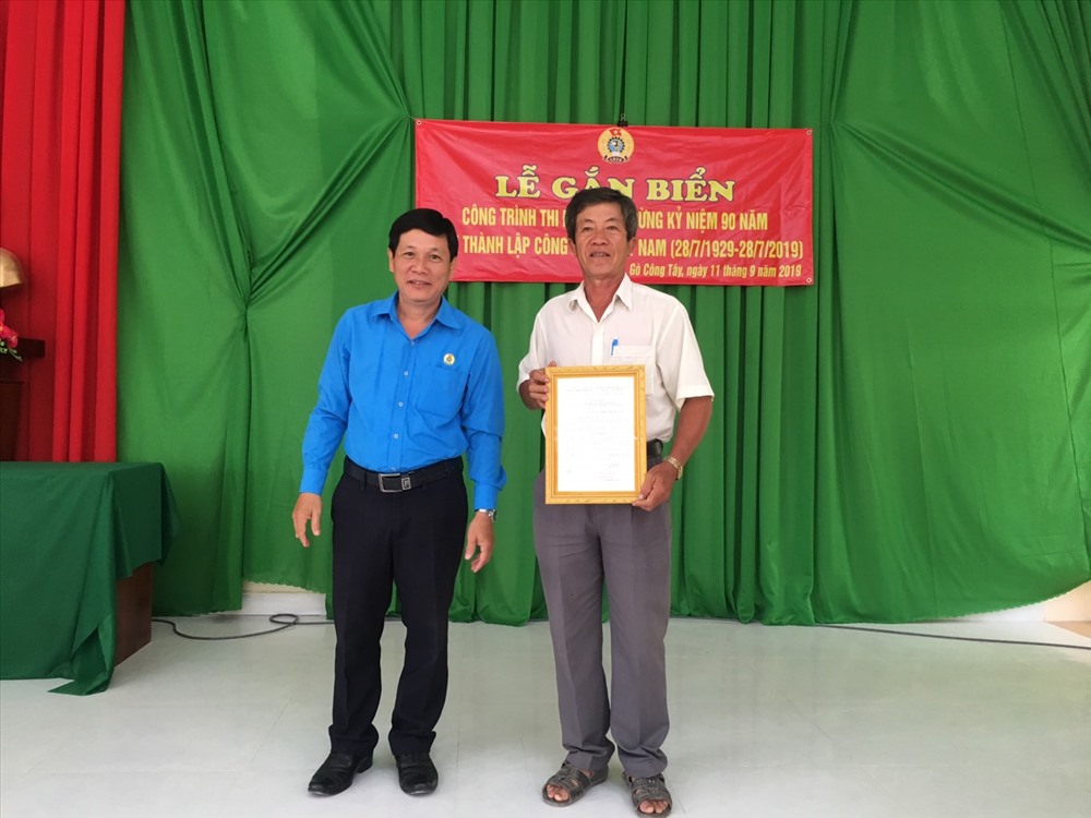 Ông Lê Minh Hùng - Phó Chủ tịch Thường trực LĐLĐ tỉnh Tiền Giang - trao Quyết định công nhận công trình cấp Tỉnh cho đại diện CĐCS Cty TNHH Thương mại - Dịch vụ - Xây dựng Minh Thái. Ảnh: Thùy Linh