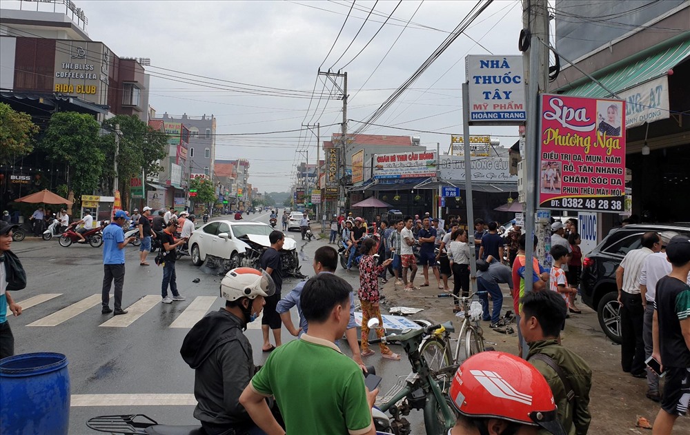 Hai ô tông nhau trong khu dân cư.