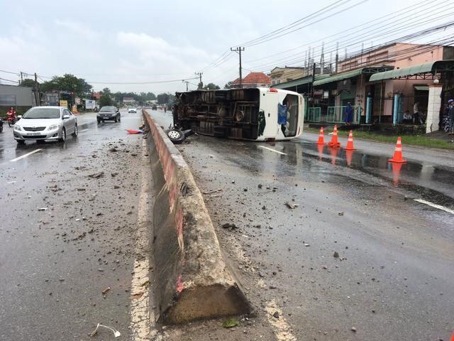 Xe khách lật trên đường, bánh rụng ra ngoài.