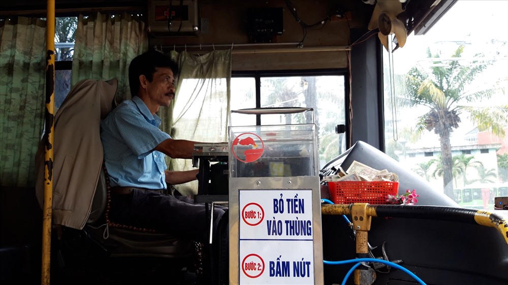 Mặc dù có thông báo rõ ràng về việc mua vé khi lên xe, nhưng một số hành khách vẫn “quên” chấp hành. Ảnh TK.