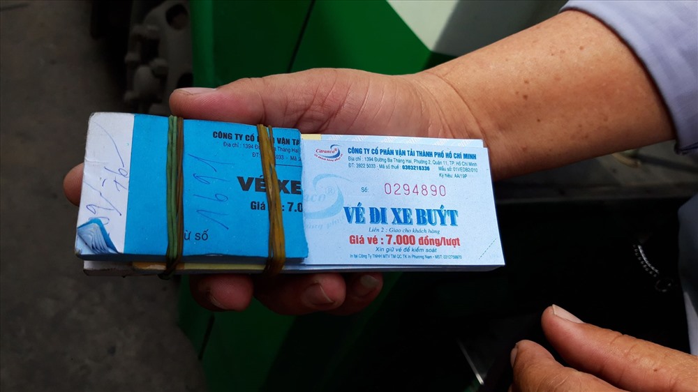 Nhiều hành khách có được cuống vé, sau đó cắt gọn gàng để sử dụng tiếp. Ảnh TK.