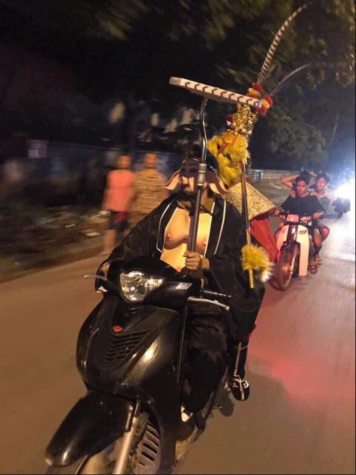 Hình ảnh “Trư Bát Giới” bị bắt vì vi phạm giao thông. Ảnh: Nguyễn Văn Hoàn.
