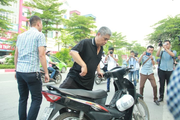 đi xe máy từ ngoài đường vào gửi xe rồi ra bãi để ôtô