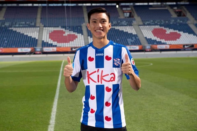 Văn Hậu lỡ trận Ajax vì chậm visa.