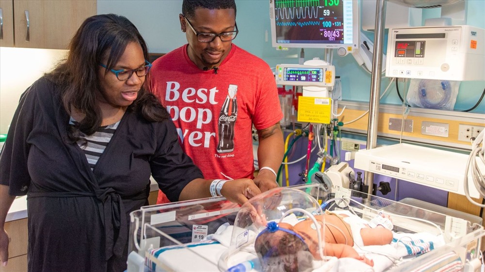 Bé Christina Malone-Brown chào đời lúc 9h11 tối 11.9 với cân nặng 9lbs 11oz. Ảnh: Sky News.