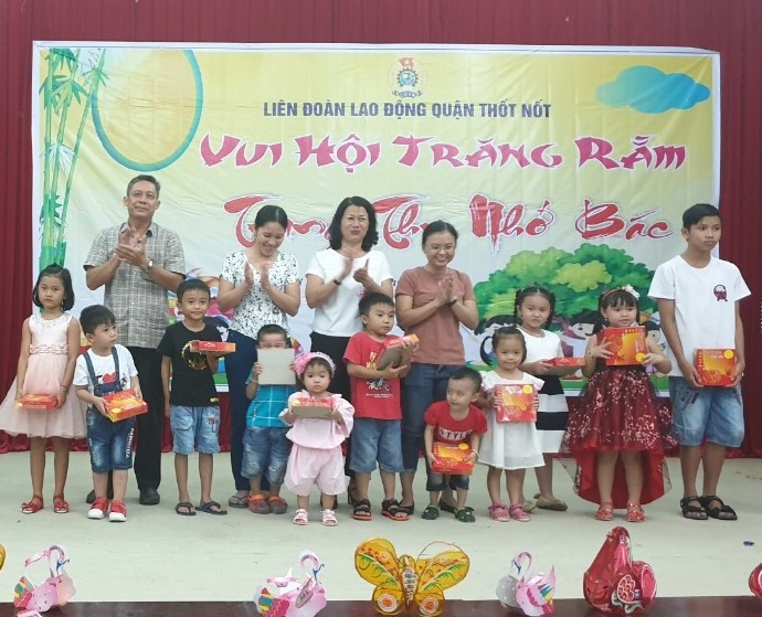 Trao quà cho các em học sinh. Ảnh: Thành Nhân