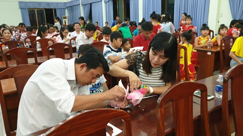 Gắn kết gia đình cùng nhau ráp lồng đèn. Ảnh: Thành Nhân