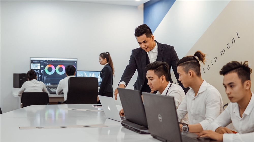 Rất nhiều học viên được Philip hướng dẫn và chia sẻ kinh nghiệm trong lĩnh vực truyền thông và giải trí. Ảnh: PĐ.