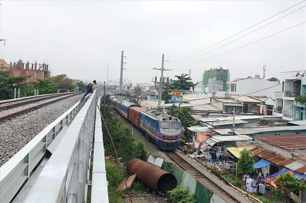 Chuyến tàu cuối cùng chuẩn bị qua cầu Bình Lợi cũ.