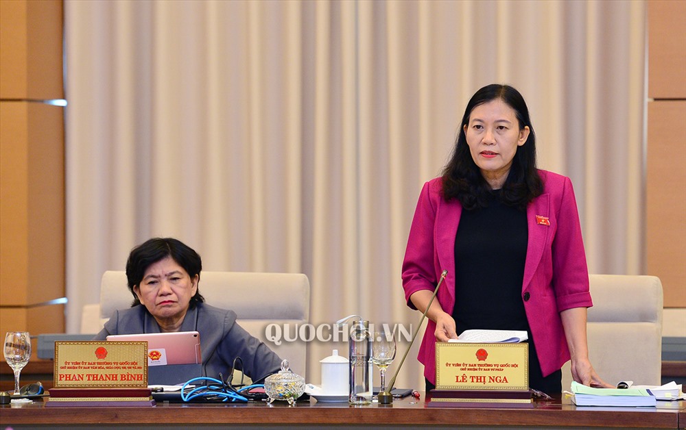 Chủ nhiệm Ủy ban Tư pháp Lê Thị Nga trình bày dự án thẩm tra dự Luật. Ảnh Quochoi.vn