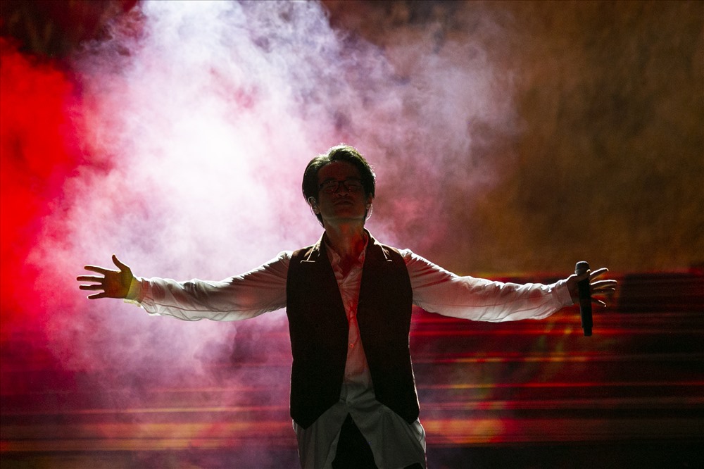 Với liveconcert “Truyện ngắn“, Hà Anh Tuấn tổ chức 2 đêm tại TP. Hội An thu hút hàng nghìn khán giả.