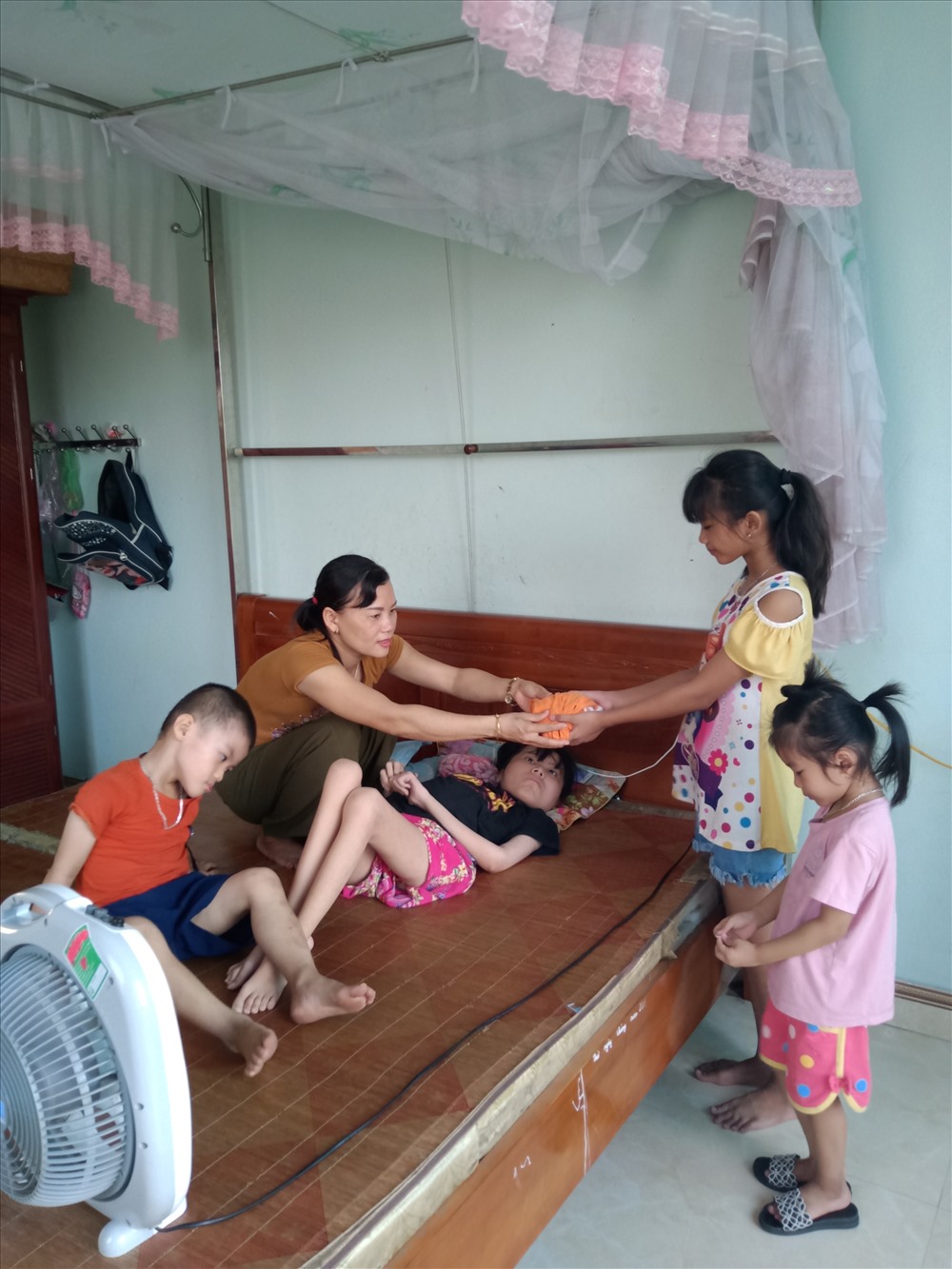 Cô Tâm và các con ở nhà.
