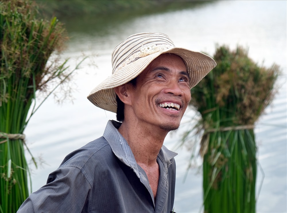 Nụ cười luôn rạng rỡ trên những khuôn mặt của người trồng cói.
