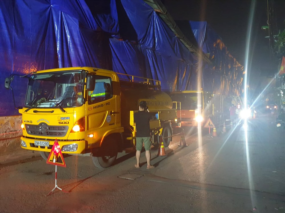 Tối 14.9, Công ty trách nhiệm hữu hạn Một thành viên Thoát nước Hà Nội đã thực hiện hút bùn, khơi thông hệ thống cống, rãnh thoát nước thải xung quanh Công ty Rạng Đông.