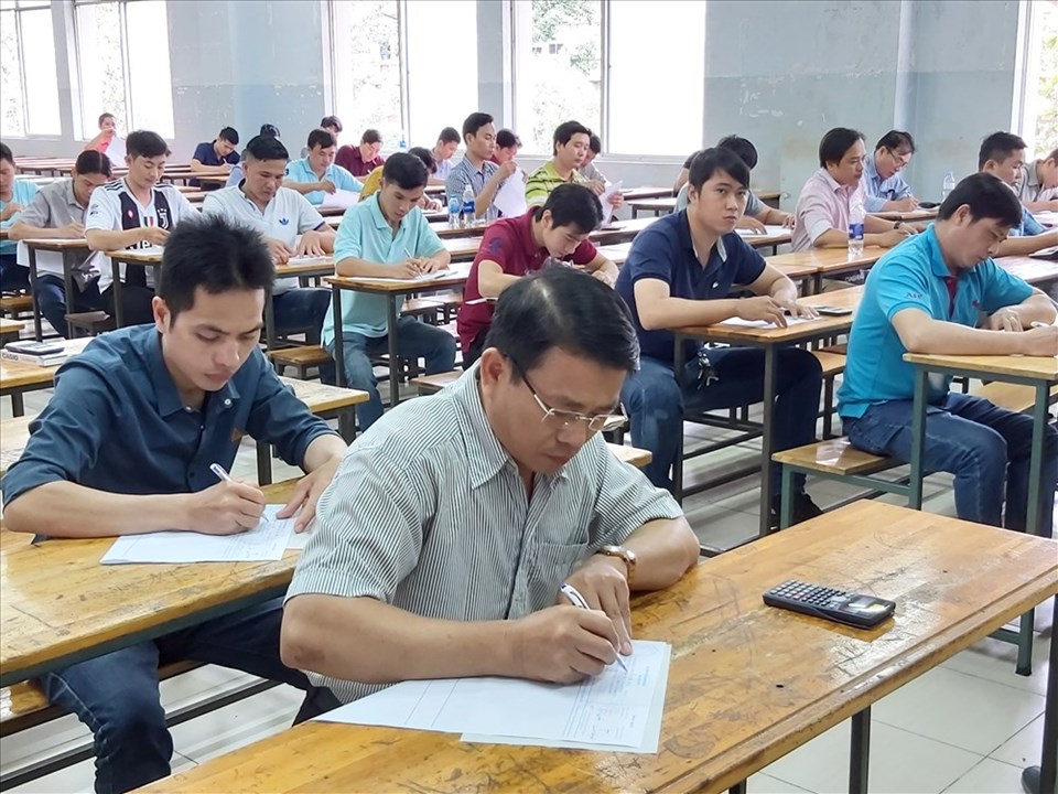 Các thí sinh trong phần thi lý thuyết. Ảnh Nam Dương Các thí sinh trong phần thi lý thuyết. Ảnh Nam Dương