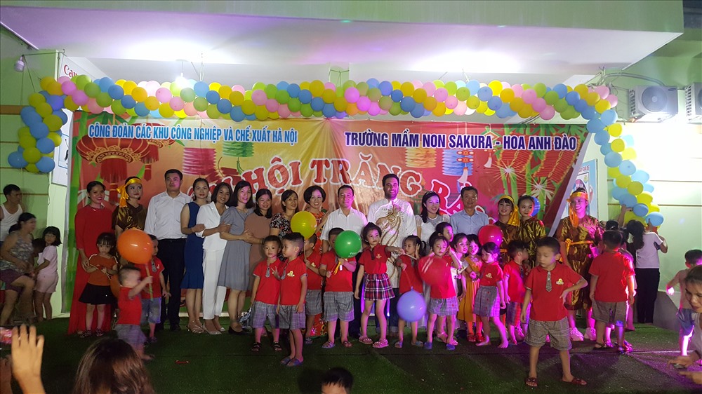 Lãnh đạo Công đoàn các KCN-CX Hà Nội tặng quà thầy trò trường mầm non Hoa Anh Đào. Ảnh: G.M