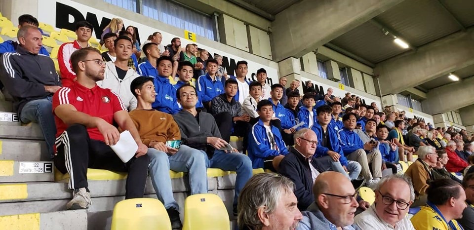 Khóa 4 Học viện HAGL JMG đến theo dõi trận đấu của Sint Truidense trên sân nhà. Ảnh: HAGL FC