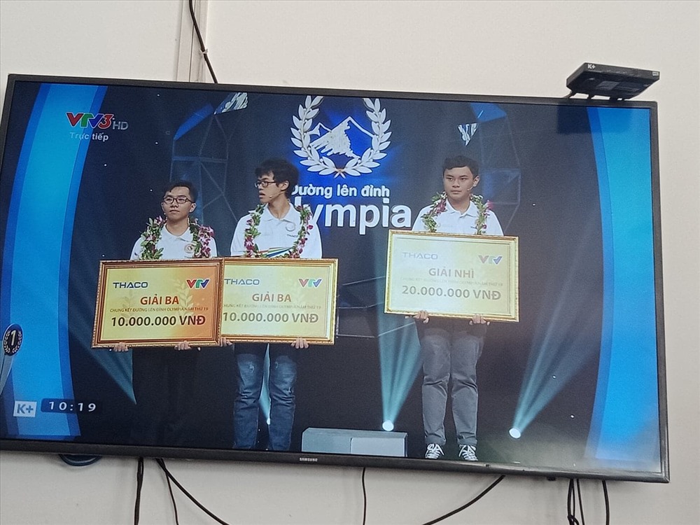 Dù hơi tiếc nuối nhưng Hải Đăng (ngoài cùng, bên phải) về nhì cũng là vị trí mơ ước của các nhà “leo núi“.