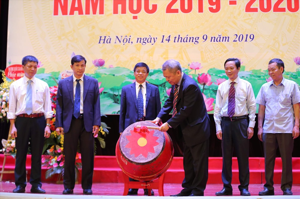 GS Lê Ngọc Thành đánh trống khai giảng khoa Y- Dược, ĐH Quốc gia HN. Ảnh: T.X