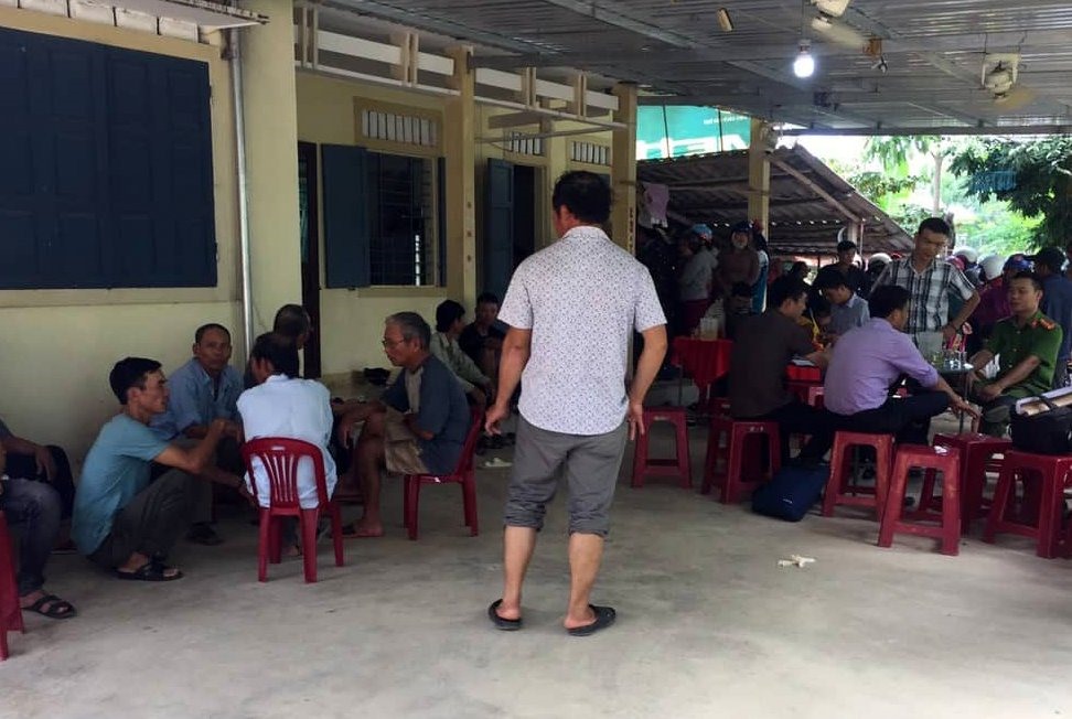 Người dân và cơ quan chức năng có mặt tại gia đình nạn nhân để chia buồn. Ảnh: TH.