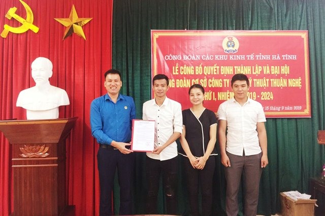 Trao quyết định thành lập CĐCS Cty TNHH Kỹ thuật Thuận Nghệ. Ảnh: CĐ