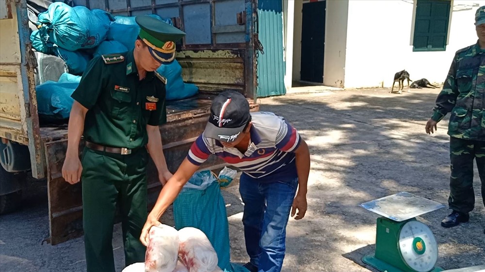 Kiểm tra tang vật để lập hồ sơ vụ việc. Ảnh: BĐBP