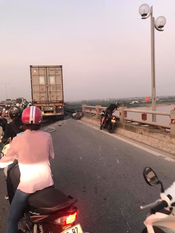 Container mất lái trên cầu Thanh Trì, đâm nhiều xe máy xuống sông Hồng. Ảnh: VT