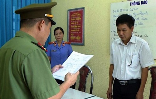 Công an tống đạt quyết định khởi tố bị can với ông Yến (áo Trắng). Ảnh: Công an Sơn La