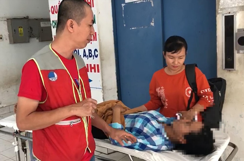 Người phụ nữ được đưa đến bệnh viện kiểm tra sức khỏe.