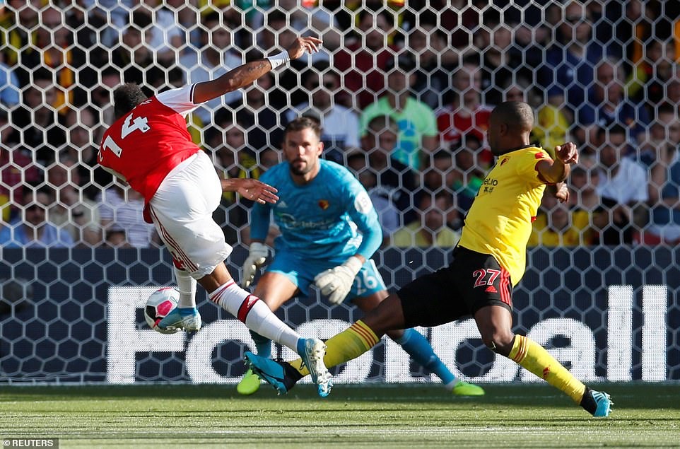 Aubameyang dứt điểm quyết đoán mở tỷ số trận đấu. Ảnh: Reuters.