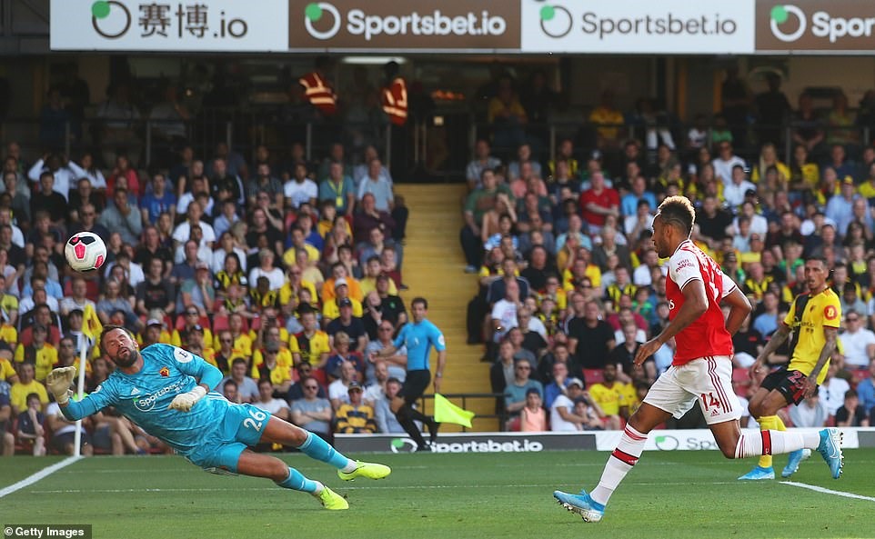 Aubameyang (áo đỏ) dễ dàng nâng tỷ số lên 2-0. Ảnh: Getty Images.