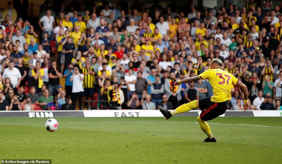 Quả phạt đền thành công ấn định tỷ số 2-2 của Roberto Pereyra. Ảnh: Reuters.