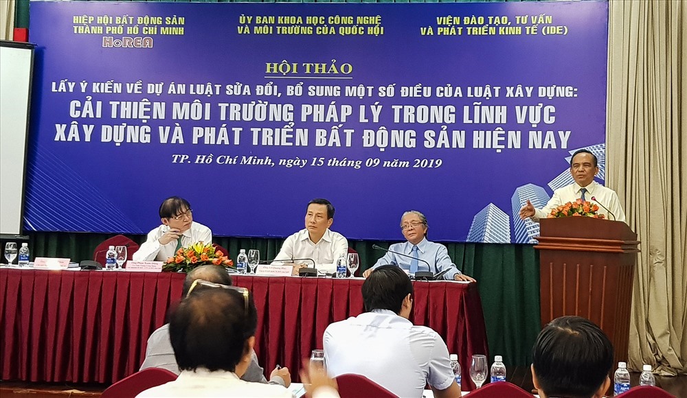 Tại hội thảo, ông Lê Hoàng Châu - chủ tịch Hiệp hội Bất động sản TPHCM (HoREA) chỉ ra nhiều điểm bất cập trong luật hiện hành. Tại hội thảo, ông Lê Hoàng Châu - chủ tịch Hiệp hội Bất động sản TPHCM (HoREA) chỉ ra nhiều điểm bất cập trong luật hiện hành.