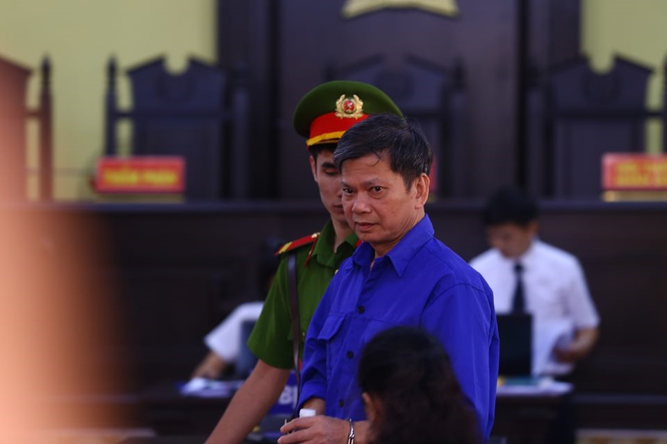 Bị cáo Lò Văn Huynh tại tòa. Cũng theo cáo trạng, ông Huynh nhận một tỉ đồng của một người đàn ông ở TP Sơn La để nâng điểm cho hai thí sinh. Ông còn nhận 300 triệu đồng để nâng điểm cho một thí sinh, song ngày 24.7.2018 đã trả lại.