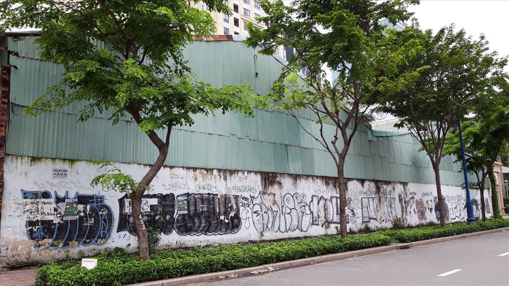 Những hình ảnh xấu xí kẹp giữa hai chung cư cao cấp ở quận 1. Ảnh TK.