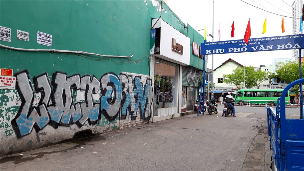 Nhiều gia chủ sau một đêm thức dậy đã phát hiện ra những “mật mã” lạ trên tường nhà mình, nhưng không hiểu “tác giả” muốn truyền đạt thông tin gì. Ảnh TK.