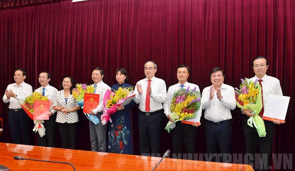 Lãnh đạo TP.Hồ Chí Minh chúc mừng 5 Thành ủy viên. Ảnh: S.Hải