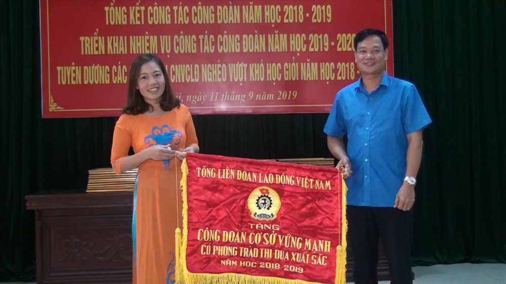 Đồng chí Nguyễn Thái Dương – Phó Chủ tịch Liên đoàn Lao động tỉnh trao cờ thi đua của Tổng Liên đoàn Lao động Việt Nam cho Công đoàn cơ sở. Ảnh: B.Mạnh